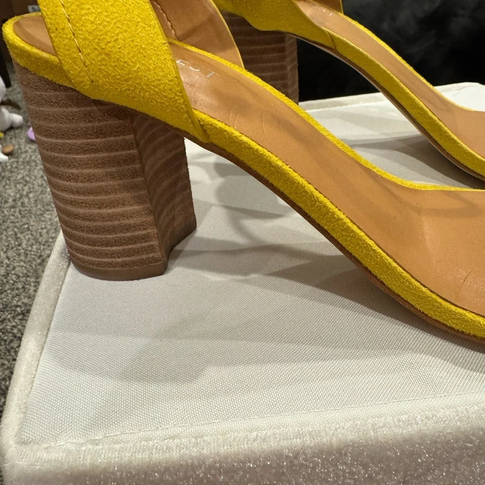 NWOT Nine West Sindie2 Yellow Velvet Heeled Sandals - Picture 2 of 6